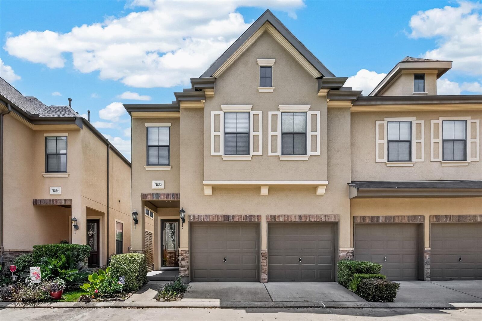 Property Photo:  3010 Royal Oaks Crest  TX 77082 