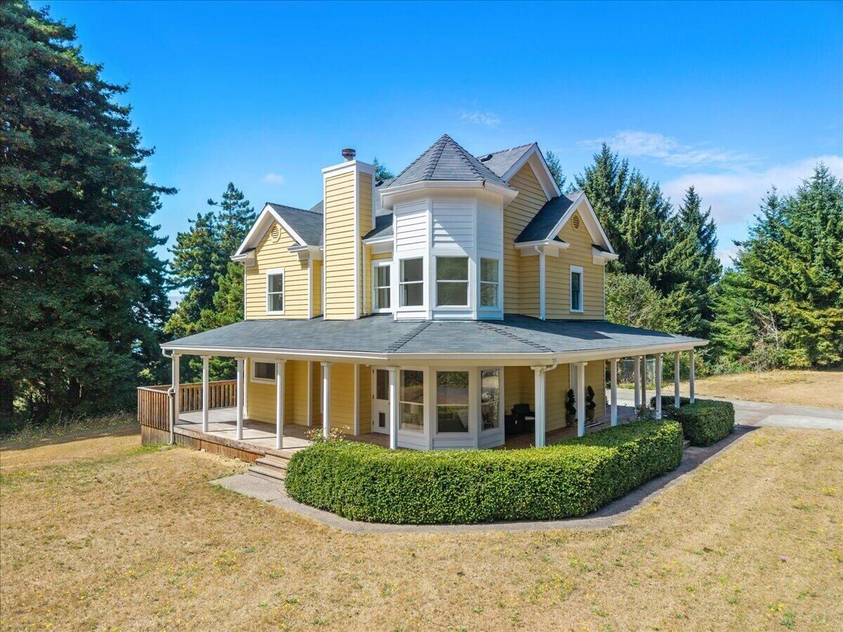 Property Photo: 300 Antrim Lane CA 95524