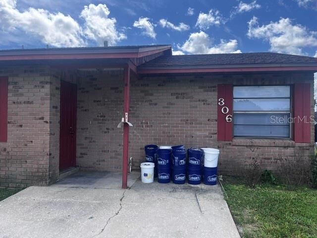 Property Photo: 306 Caldbeck Way FL 34758
