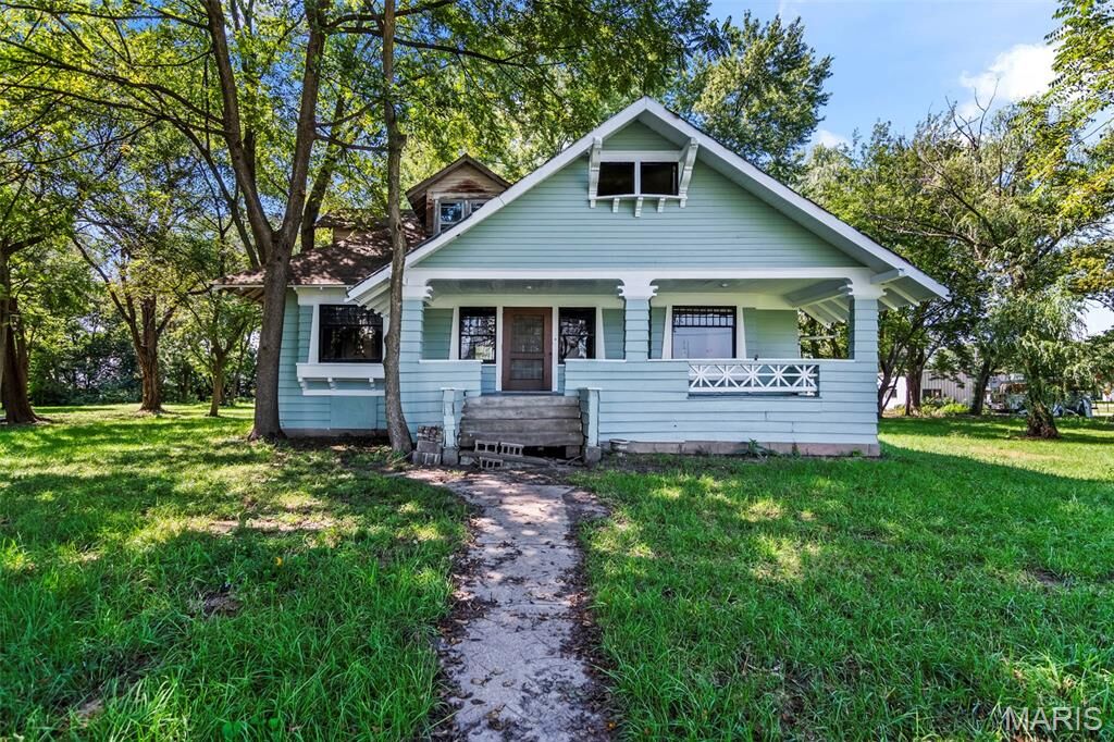 Property Photo:  817 S Clinton  IL 62056 