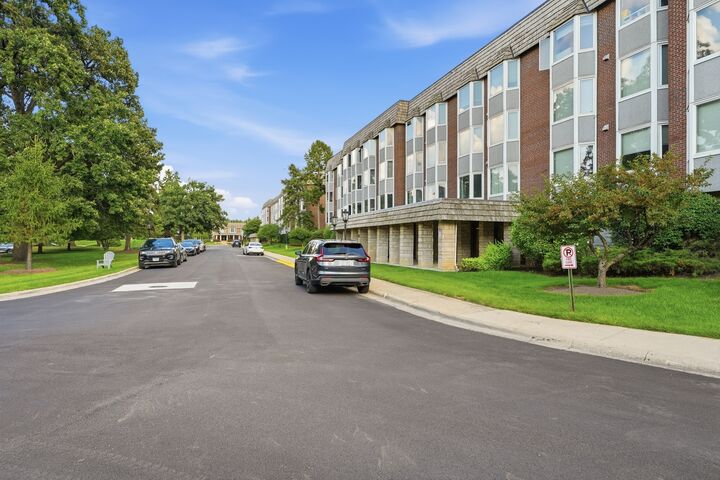 Property Photo:  2500 Windsor Mall 2D  IL 60068 