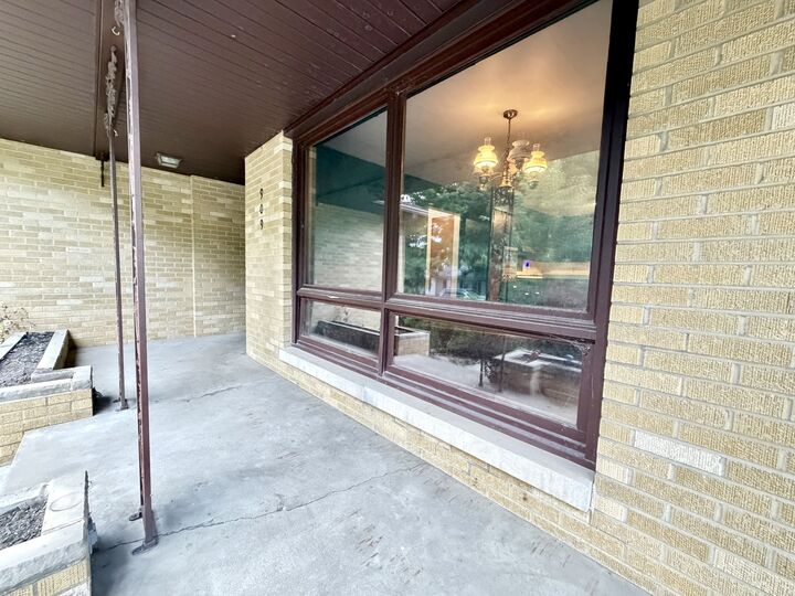 Property Photo:  909 W Washington Street  IL 61727 