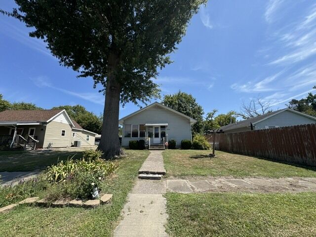 Property Photo: 1004 N 14th Street IL 62848
