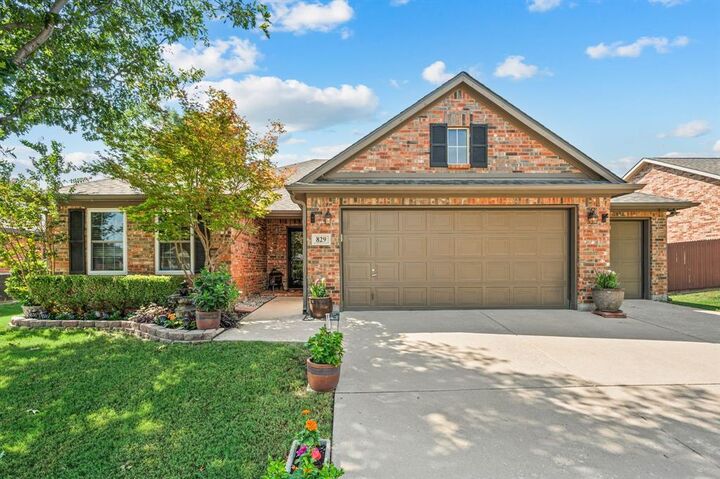 Property Photo: 829 Sequoia Way TX 76131