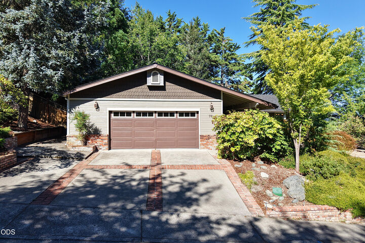 Property Photo: 76 Monterey Drive OR 97504