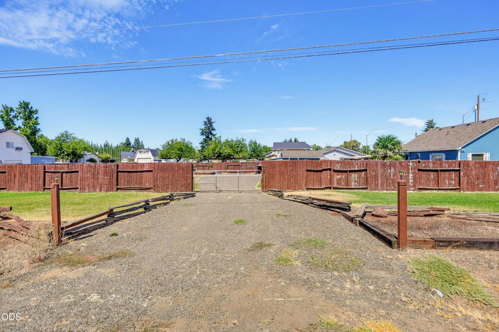 Property Photo: 1590 S Columbus Avenue OR 97501