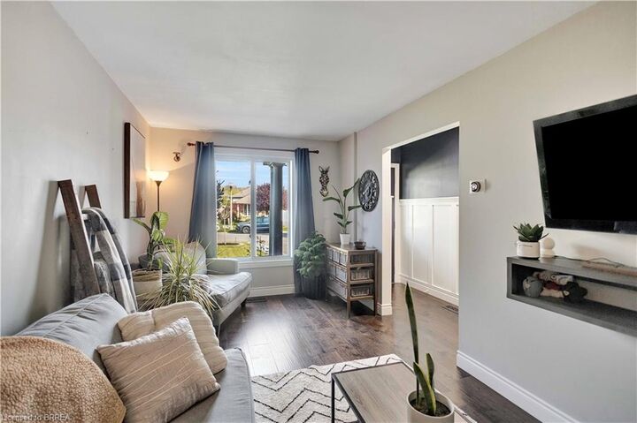 Property Photo: 26 Scottacres Boulevard ON N3W 2K2