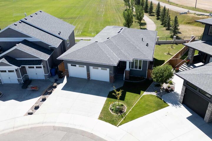 Property Photo: 1044 Caledonia Place W AB T1J 5W1