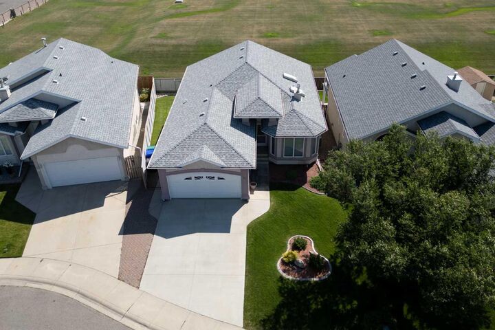 Property Photo:  34 Fairmont Crescent S  AB T1K 7G3 