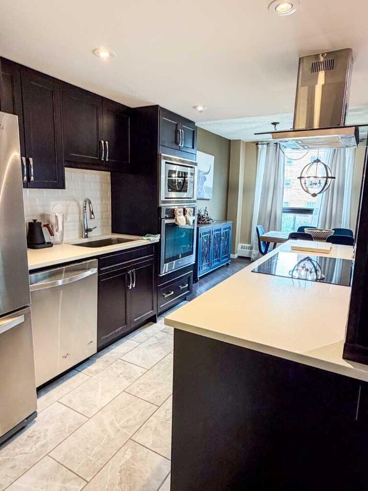 Property Photo: 1304 15 Avenue SW 220 AB T3C 0X7