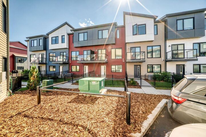 Property Photo:  11910 35 Avenue SW  AB T6W 4Z8 