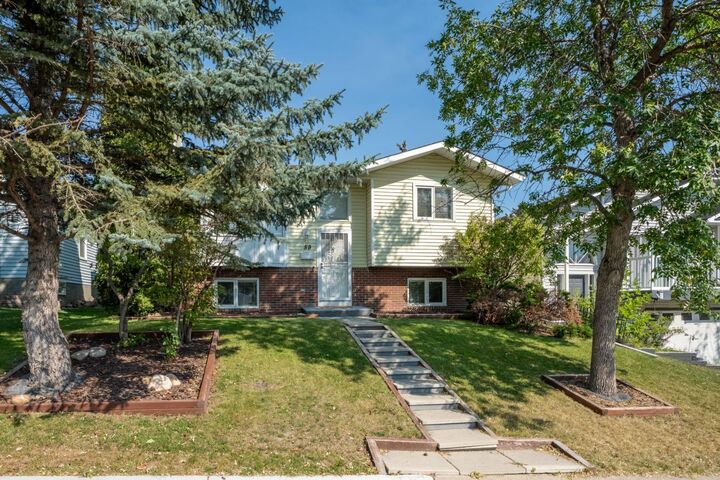 59 Macewan Park Road NW — photo 1