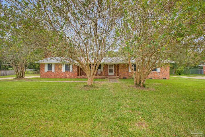 Property Photo: 5710 Perkins St FL 32526