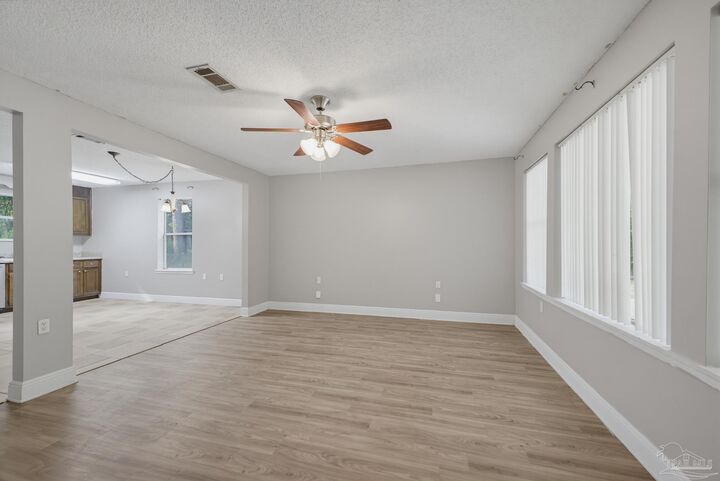 Property Photo: 5575 Inwood Dr FL 32571