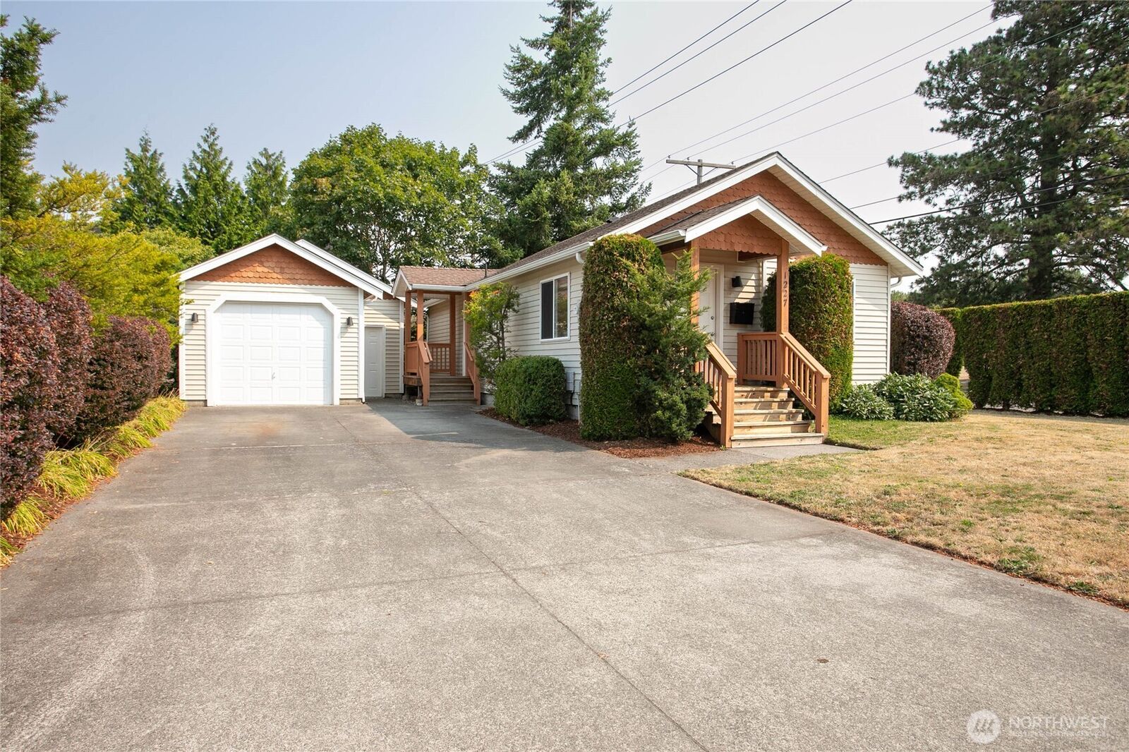Property Photo:  1227 E Indiana Street  WA 98226 