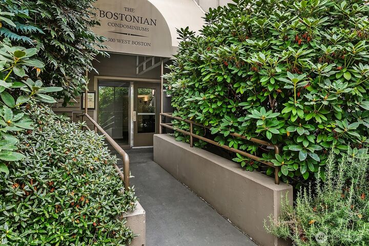 Property Photo: 1300 W Boston Street 24 WA 98119