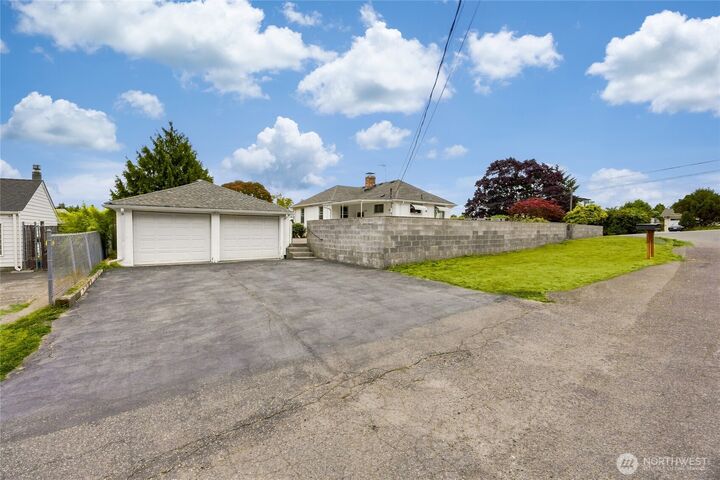 Property Photo: 15852 7th Avenue SW WA 98166
