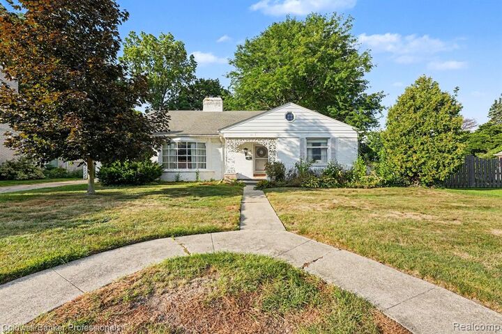 Property Photo:  16 Hawthorne Road  MI 48236 