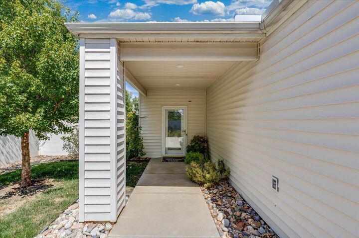 Property Photo:  842 N Glenmoor St  KS 67206 