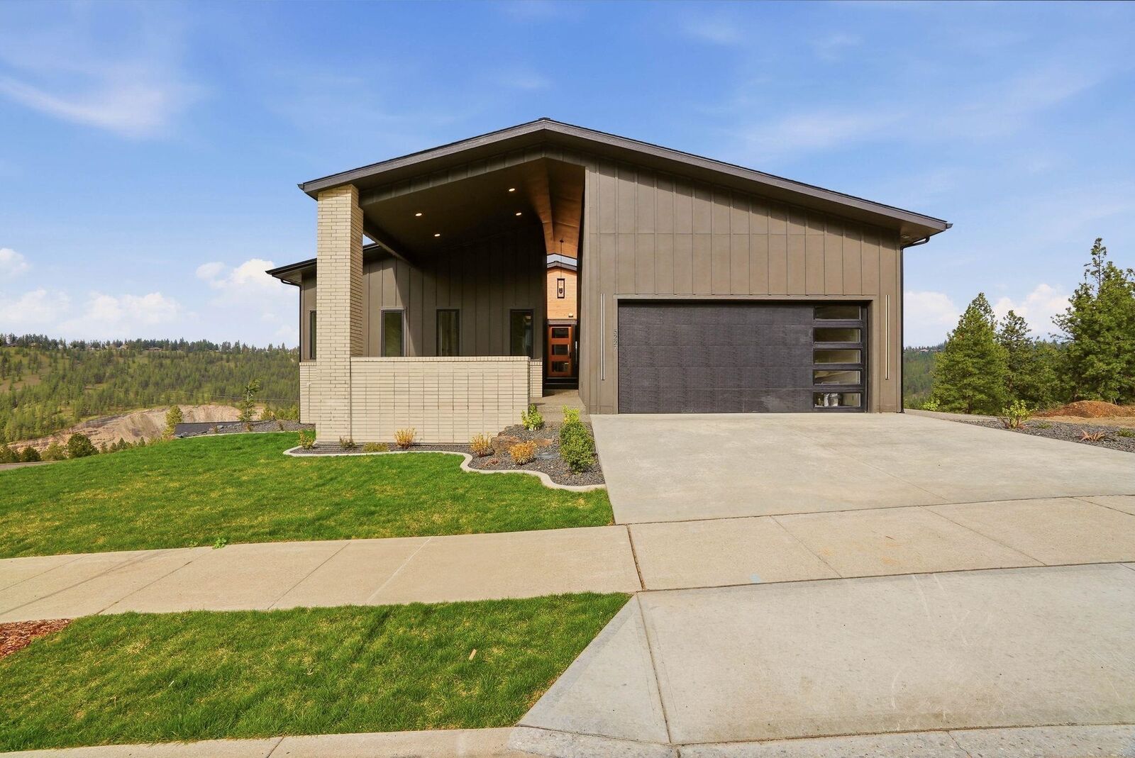 Property Photo: 5227 S Lincoln Way WA 99224