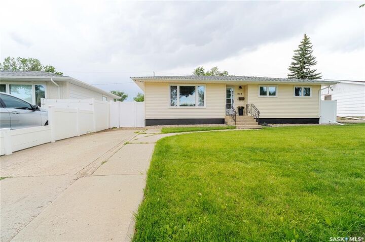Property Photo:  1048 11th Avenue NW  SK S6H 4L5 