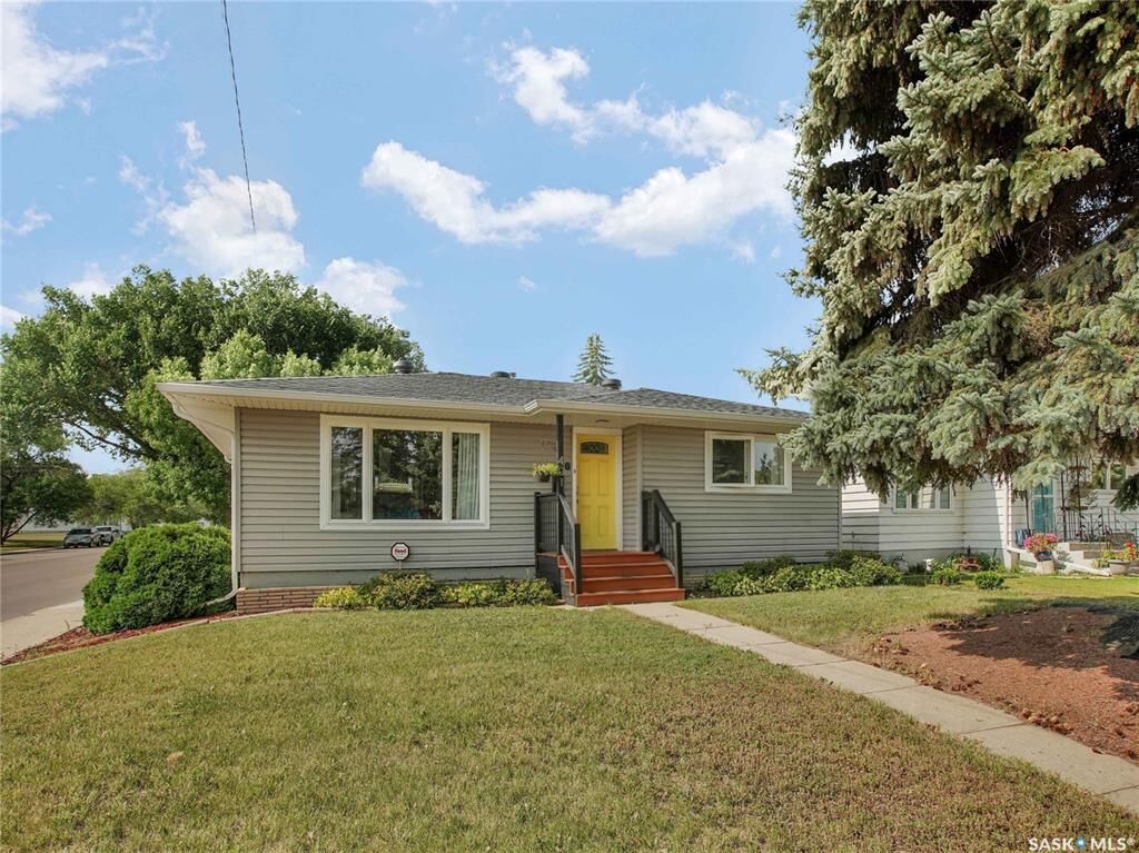 Property Photo:  401 R Avenue N  SK S7L 2Y8 