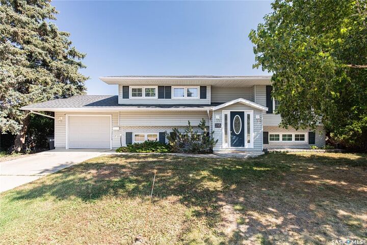 Property Photo:  215 Cedar Crescent  SK S0H 0S0 