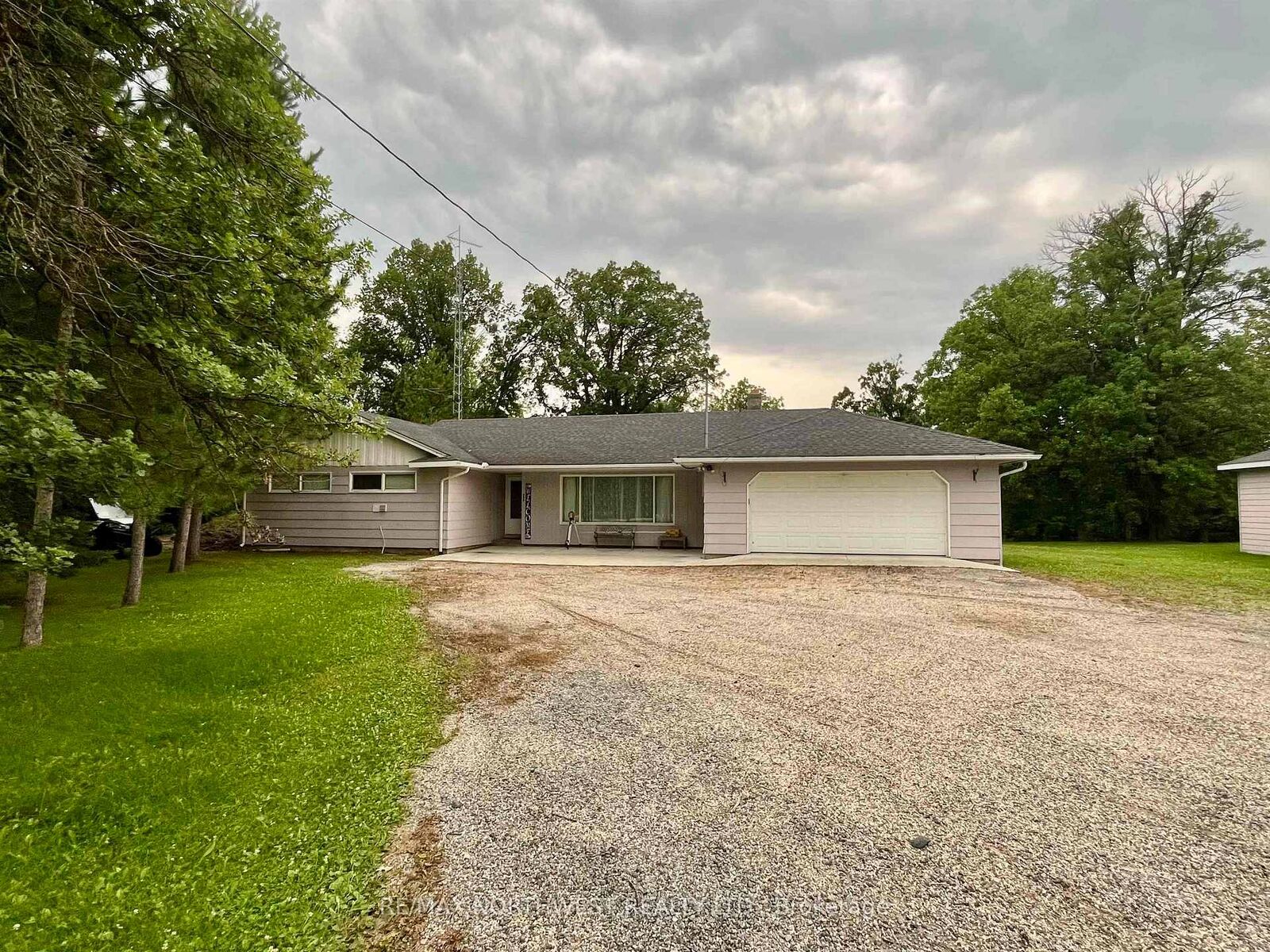 Property Photo:  986 Hwy 11  ON P0W 1K0 
