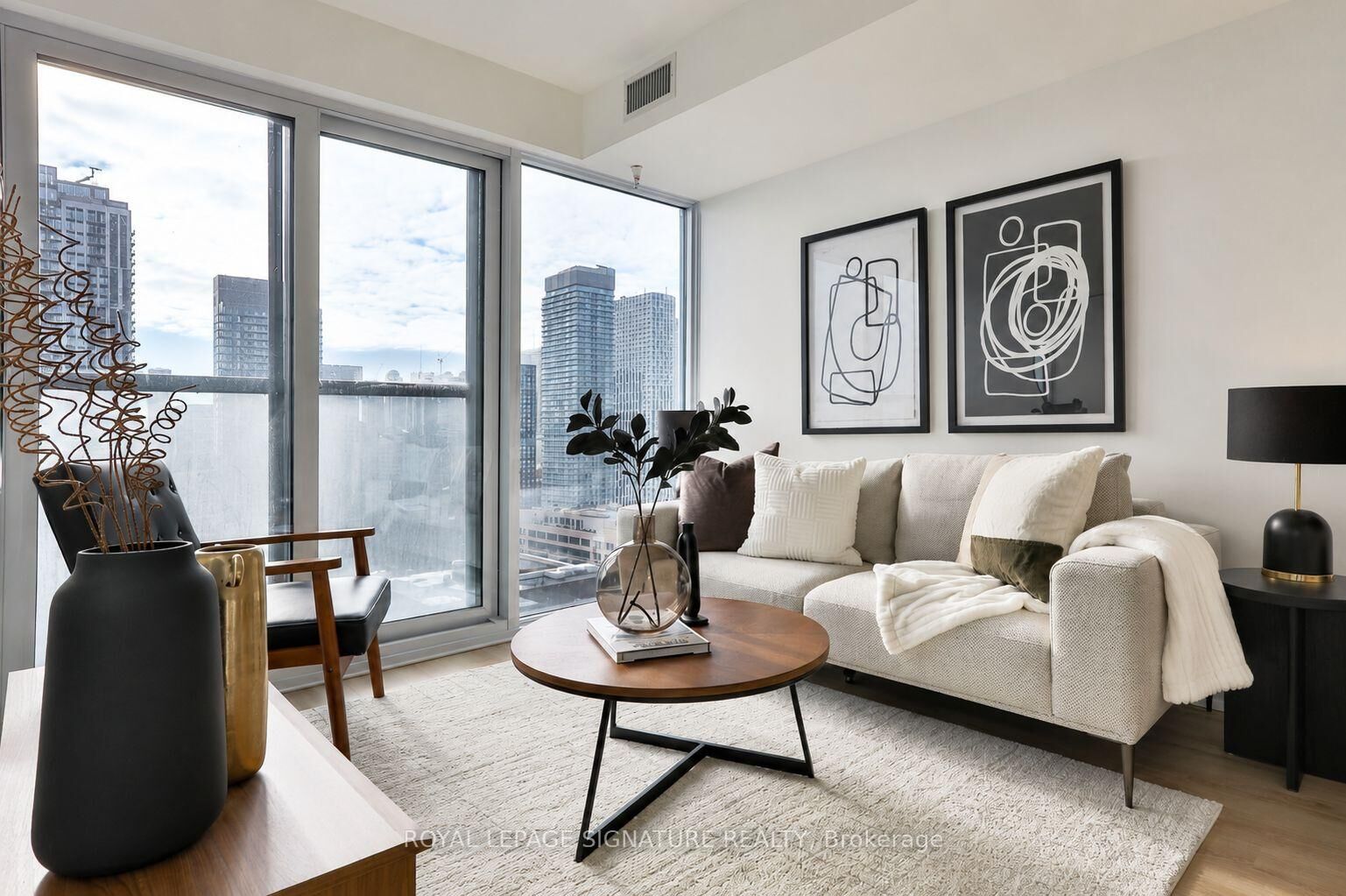 Property Photo: 319 Jarvis Street 2916 ON M5B 0C8