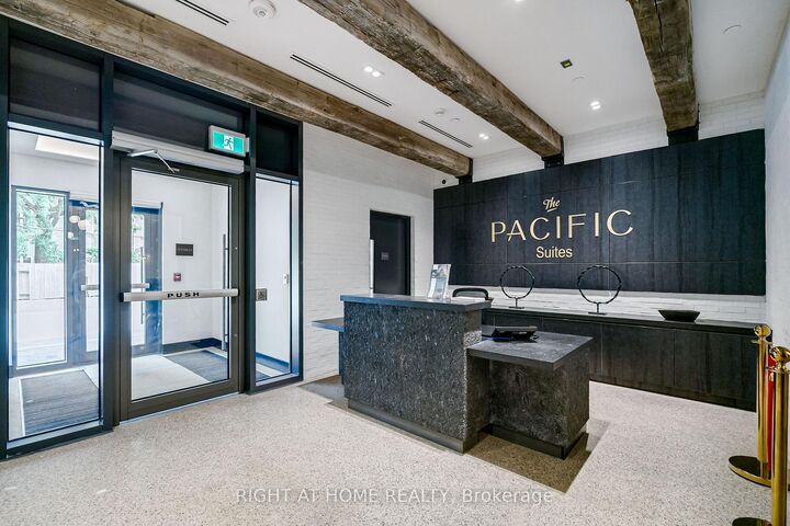 Property Photo:  2946 Dundas Street W 408  ON M6P 1Y8 