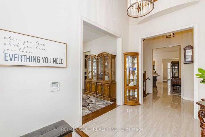 10 Falkland Road — photo 1