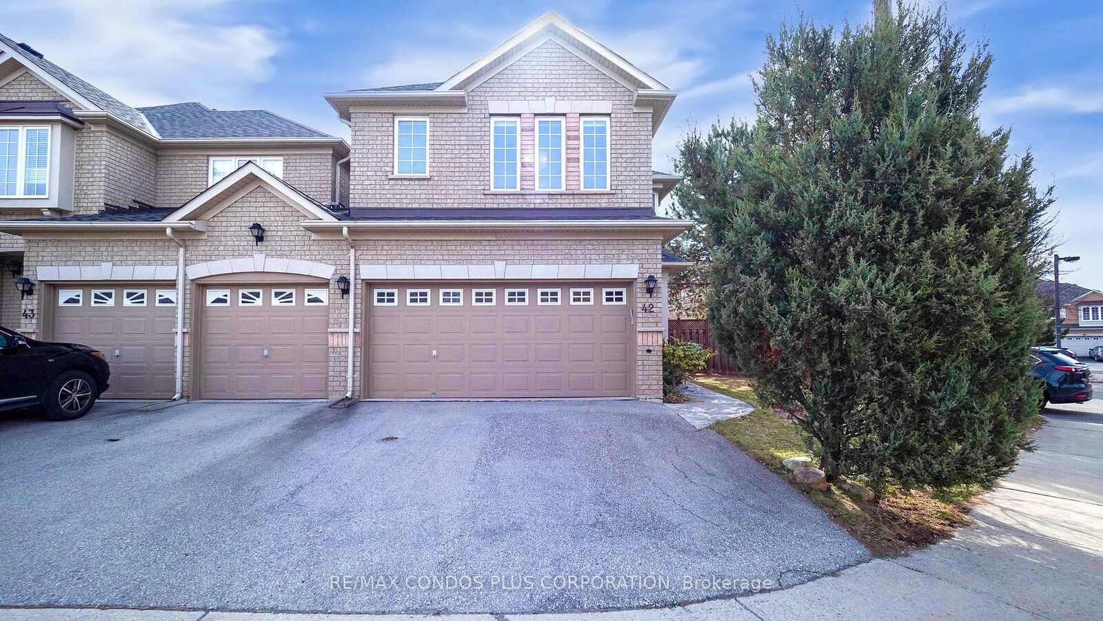 Property Photo: 1290 Heritage Way 42 ON L6M 4M5