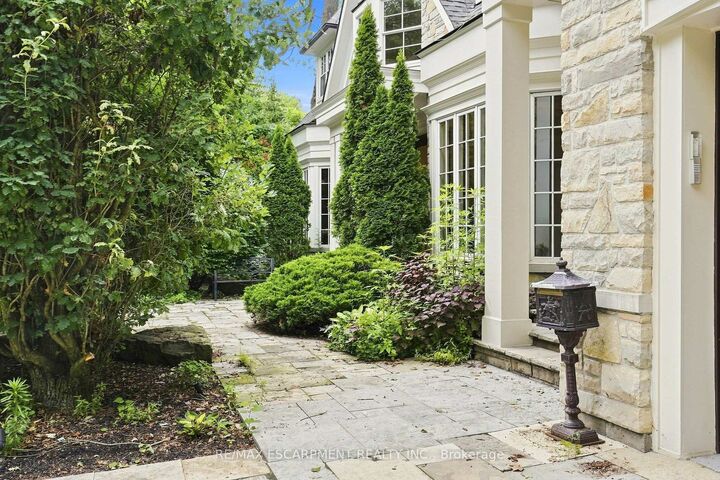 Property Photo: 2025 &Amp 2035 Heartwood Court ON L5C 4P7