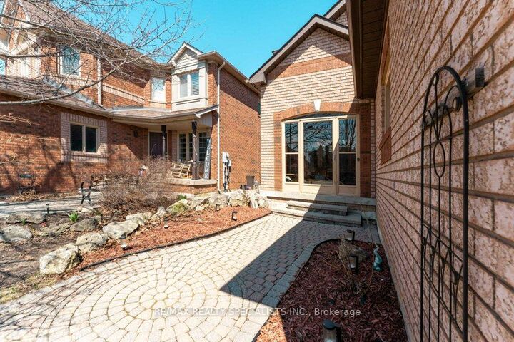 Property Photo: 34 Killaloe Crescent ON L7G 5N2