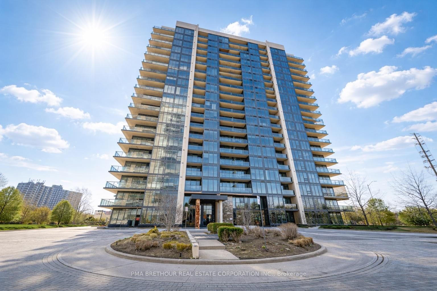 Property Photo: 1035 Southdown Road 1709 ON L5J 0A2