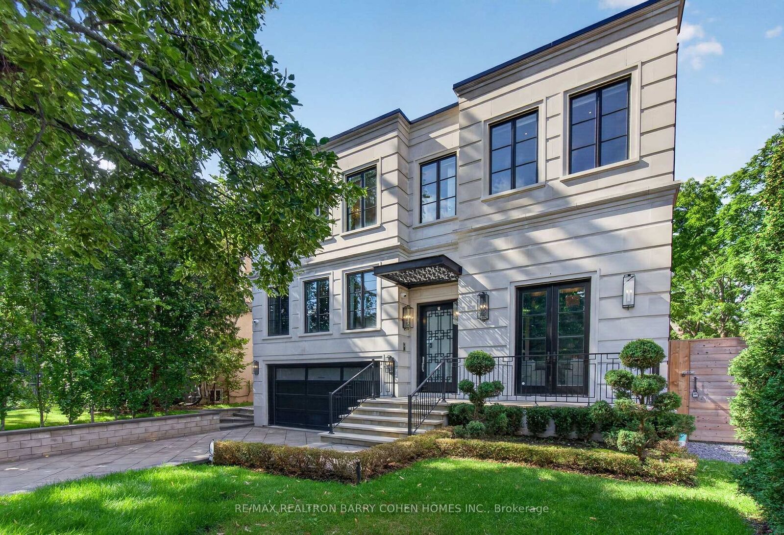 Property Photo: 154 Yonge Boulevard ON M5M 3H4