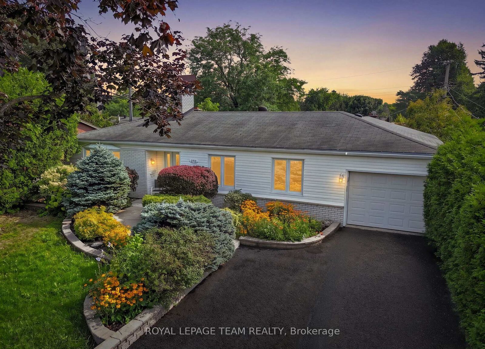 Property Photo:  2713 Dupont Street  ON K1V 8N2 