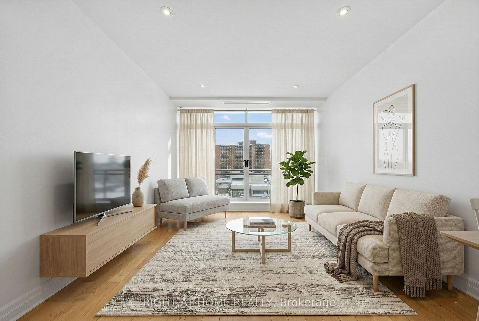 Property Photo:  44 Bond Street W 518  ON L1G 6R2 