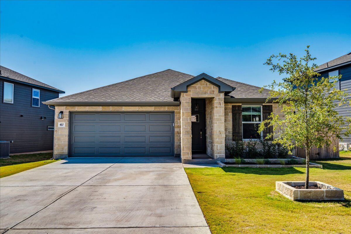 Property Photo: 457 El Capitan Loop TX 78620
