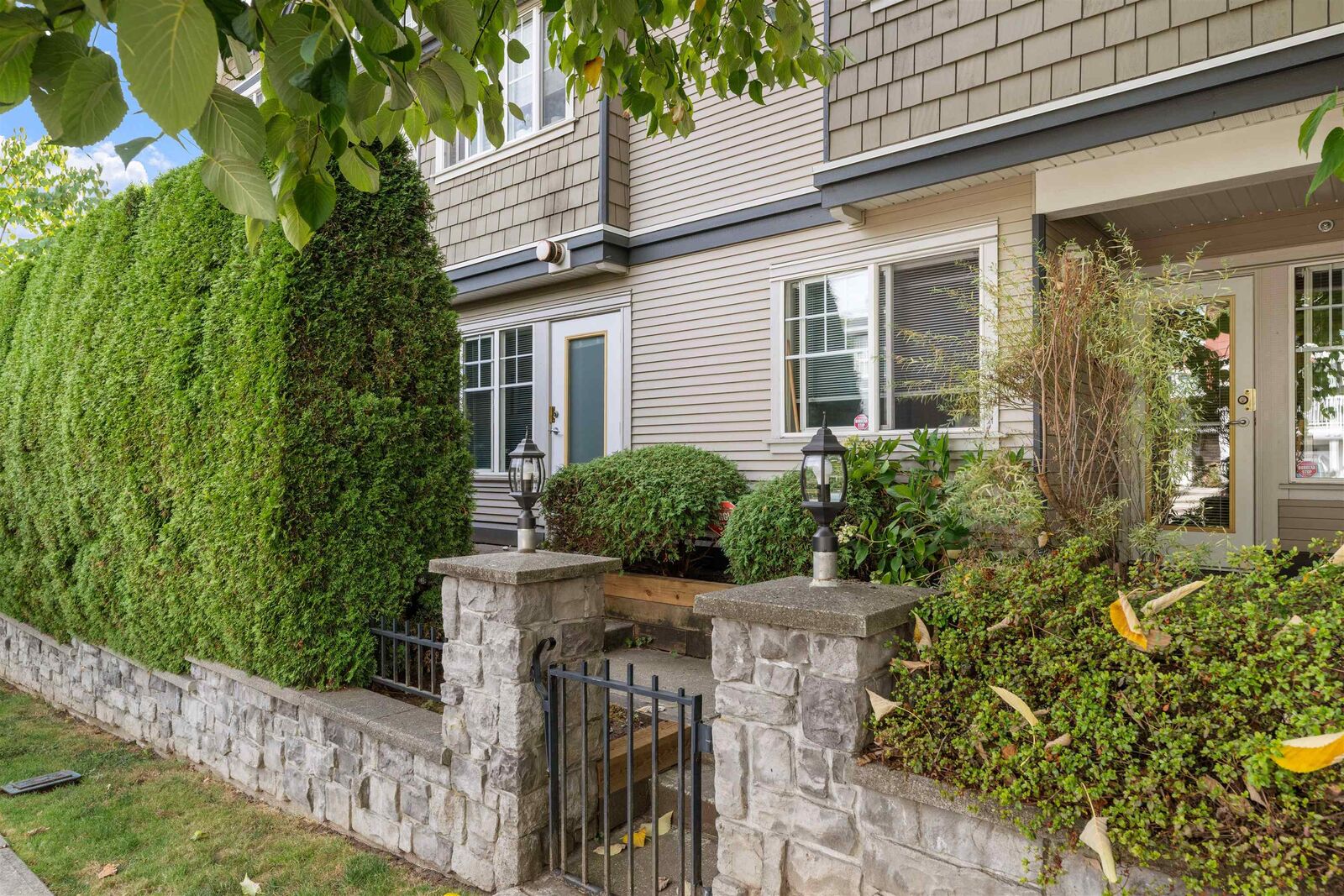 Property Photo:  230 Tenth Street 12  BC V3M 3X9 