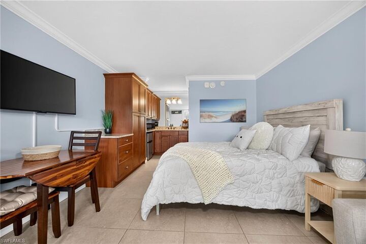Property Photo: 2555 9th St N 204 FL 34103