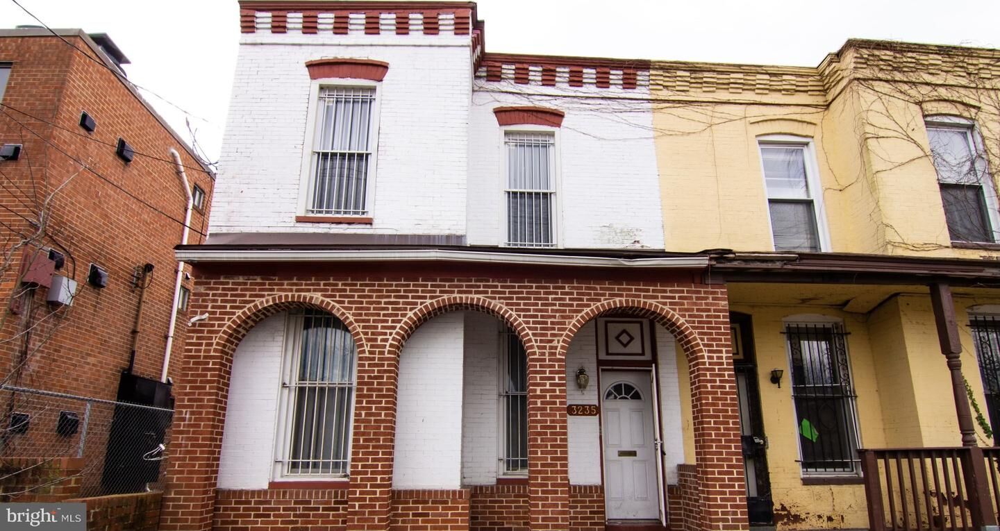 Property Photo:  3235 Ely Place SE 1  DC 20019 