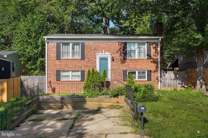 Property Photo: 908 Cypresstree Place MD 20743