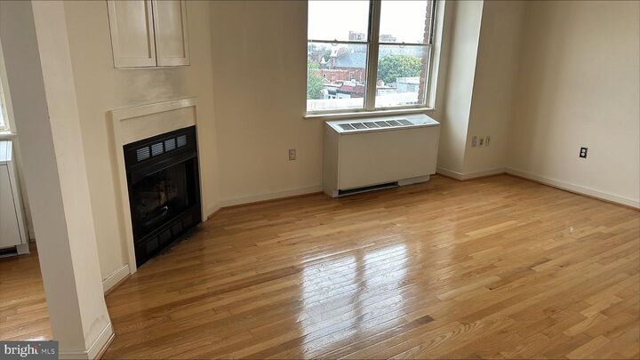 Property Photo: 815 King Street 5D VA 22314