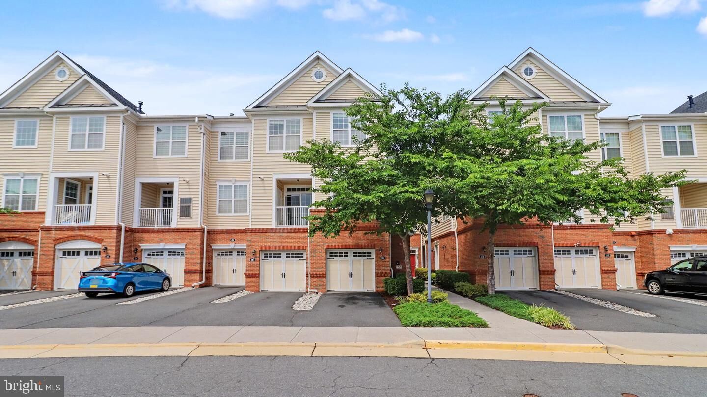 Property Photo: 43031 Foxtrail Woods Terrace 106 VA 20148