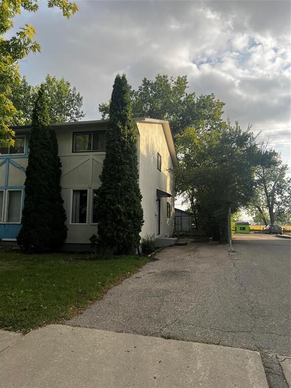 Property Photo:  84 Marlow Court  MB R2P 0A4 