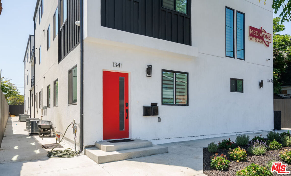 Property Photo:  1341 N Mariposa Ave  CA 90027 