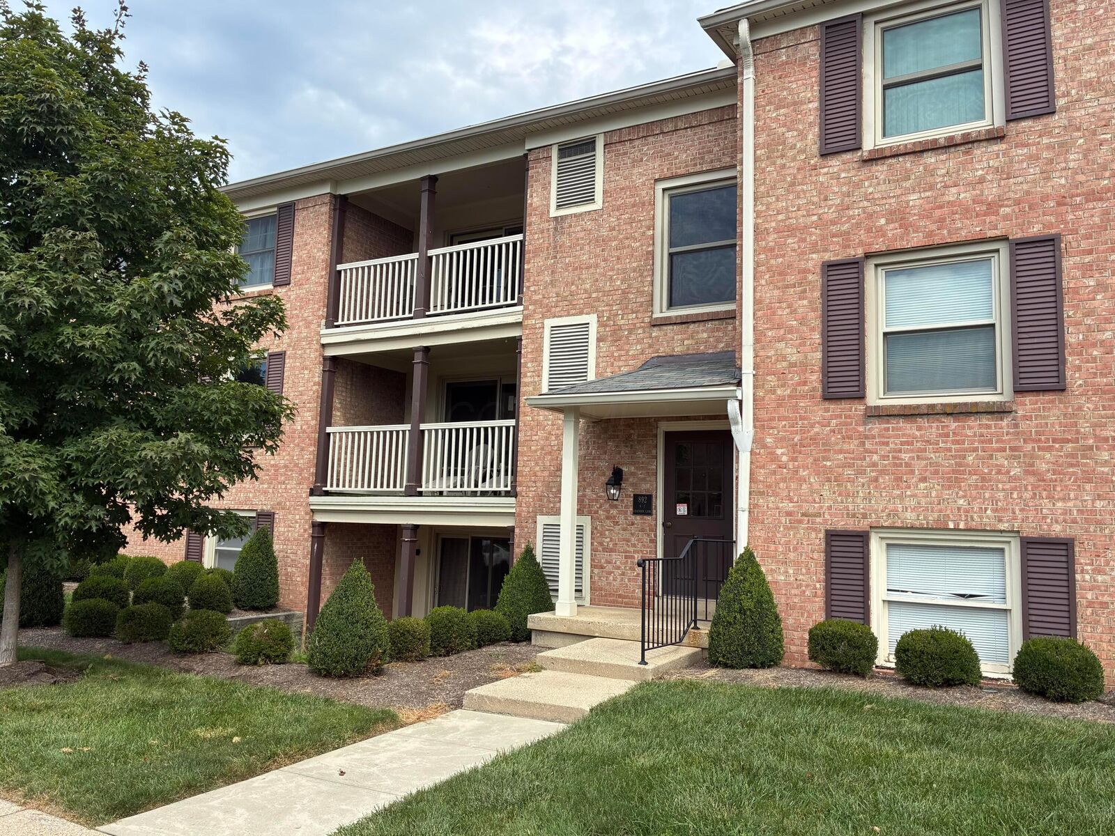 Property Photo:  892 Chatham Lane  OH 43221 