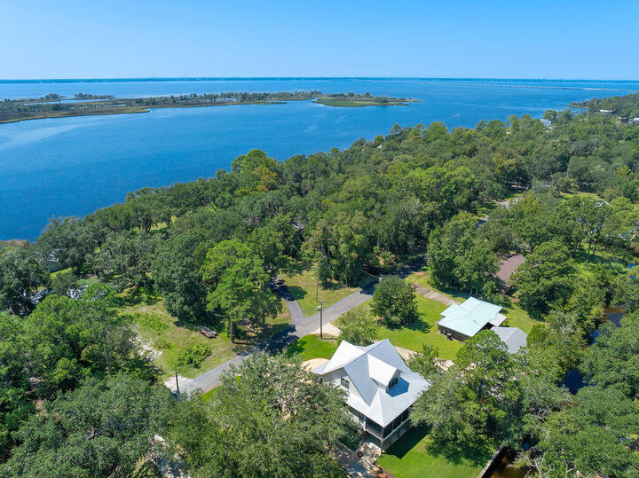 Property Photo: 400 Pitts Bayshore Drive FL 32439