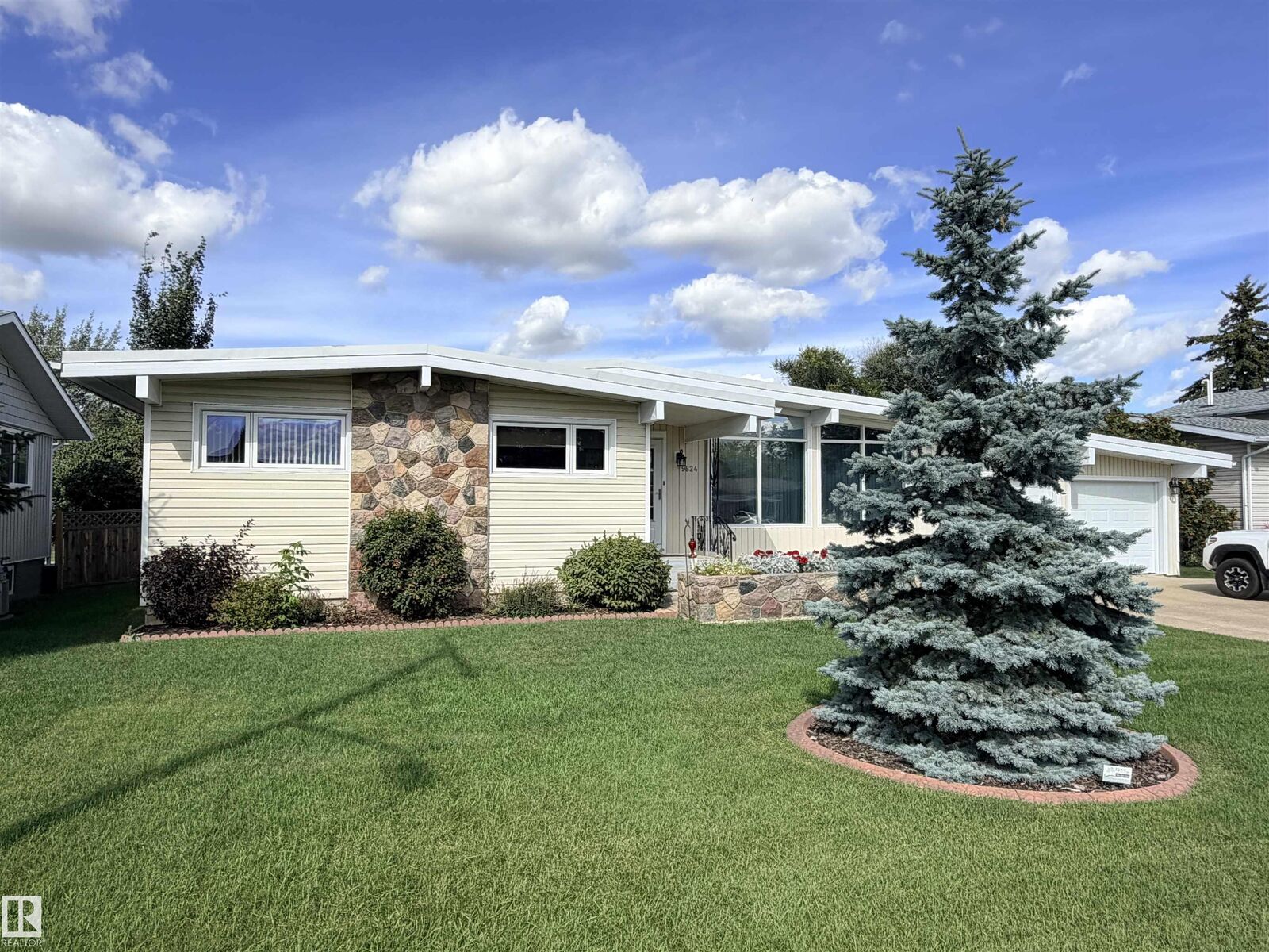 Property Photo:  9824 99 Street  AB T7P 1Y7 